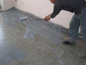 歐耐克界面劑的用途：主要用于大理石、墻面等光滑面粘貼前處理。歐耐克工程師曾做過實(shí)驗(yàn)，可以通過界面劑在玻璃上、瓷磚上貼瓷磚，粘接牢固，沒有掉磚情況。界面劑現(xiàn)場施工圖